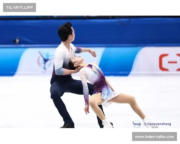 从青年组到成年组的跨越：中国双人滑新组合张嘉轩-黄一航的奥运资格赛征程