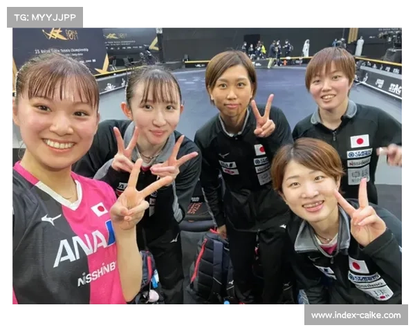 “键山优真夺冠后与佐藤骏合影，日本男单梯队建设成效显著”